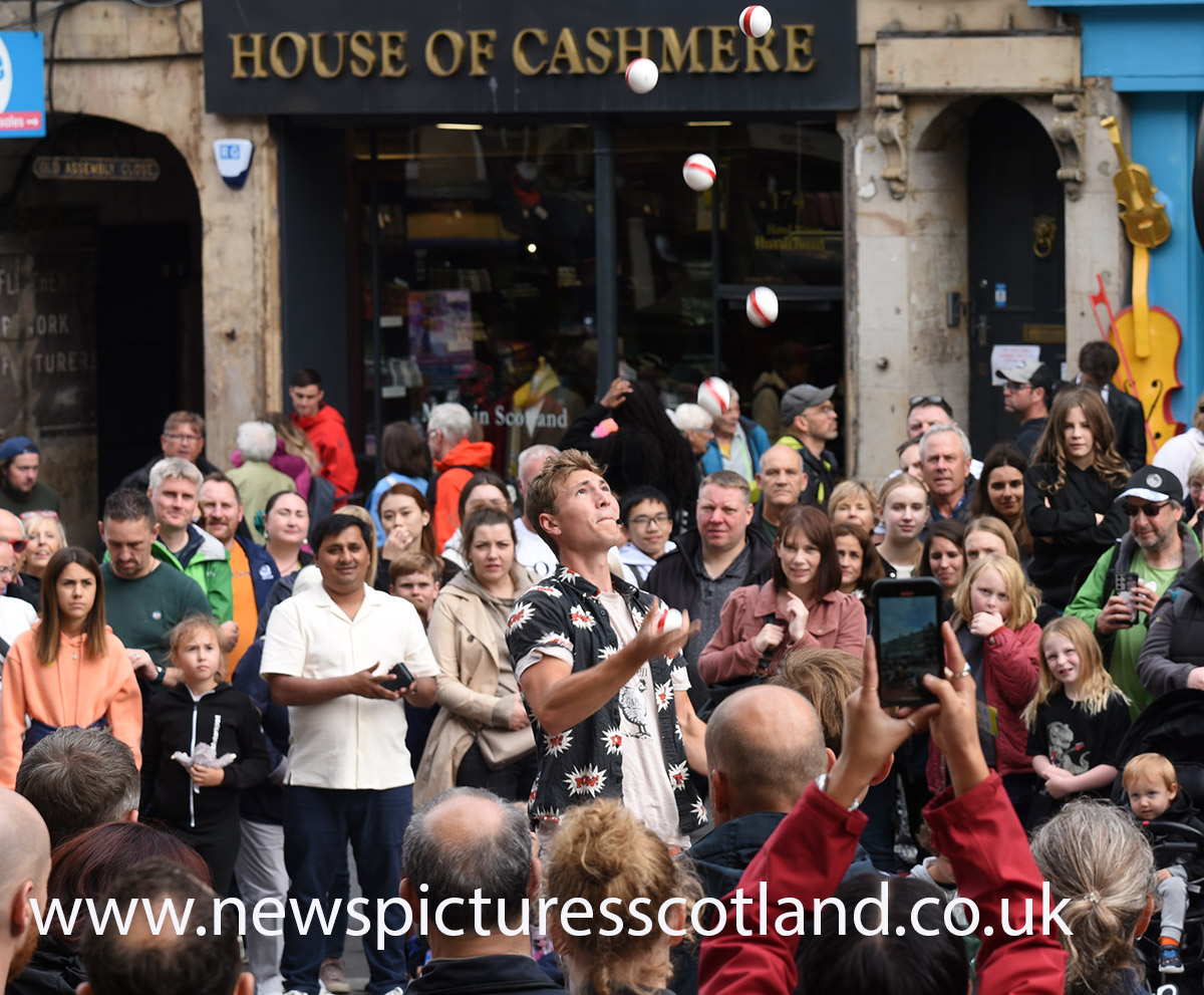 Edinburgh Festival features buskers on the Royal Mile